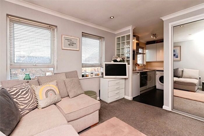 1 Bedroom Flat For Sale In Brompton Close, Billericay, Essex, CM12