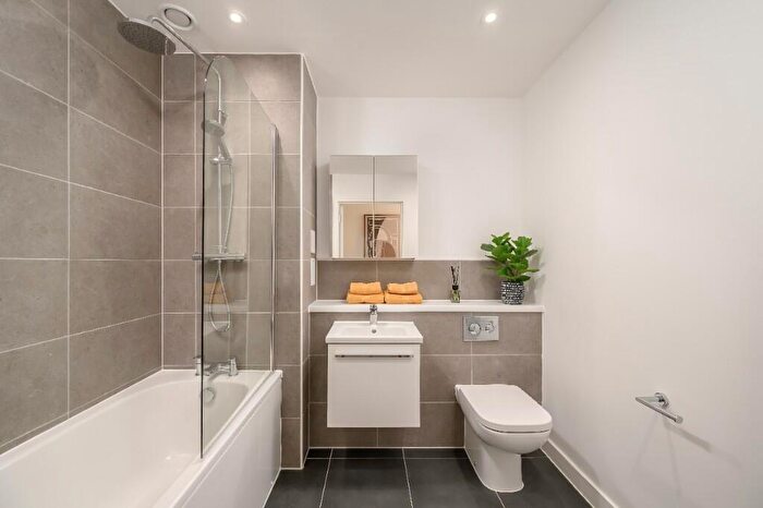 2 Bedroom Apartment To Rent In Stead's Place, Edinburgh, EH6