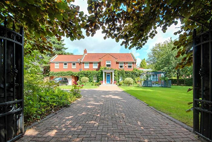 5 Bedroom Detached House For Sale In Tranby Lane, Swanland, HU14