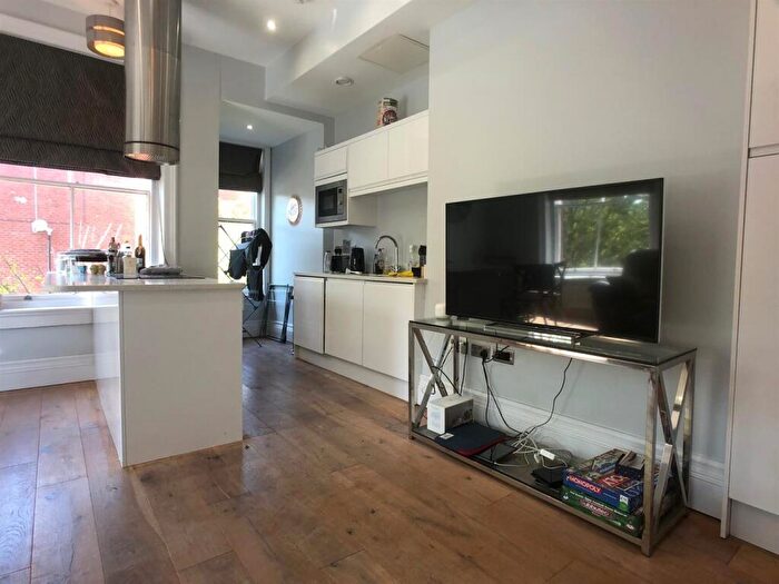 2 Bedroom Apartment To Rent In Flat Hanover House, Clarendon Road, Leeds, LS2
