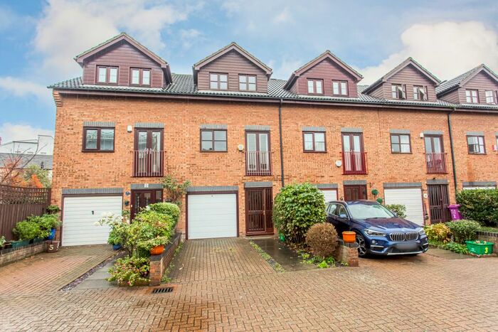 3 Bedroom Town House To Rent In Vincent Mews, E3