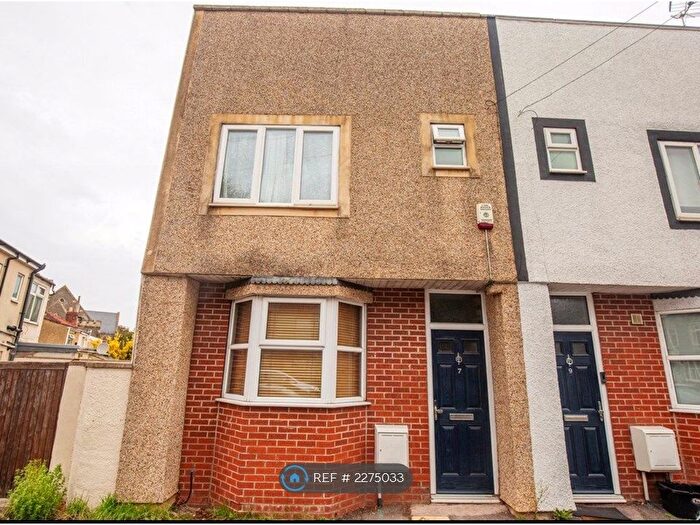 3 Bedroom Terraced House To Rent In Staple Hill Road, Bristol, BS16