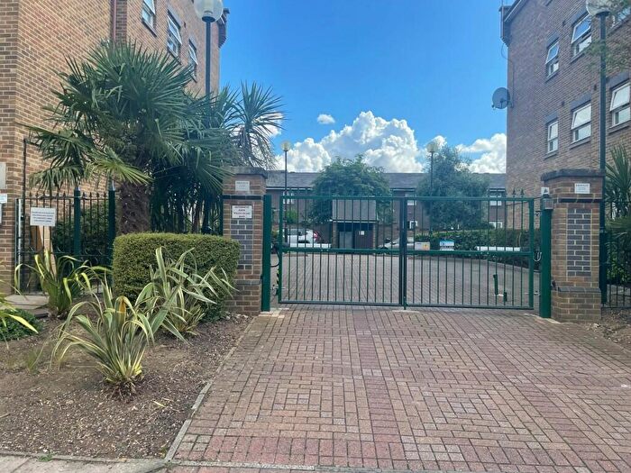 2 Bedroom Flat To Rent In Millennium Drive, London, E14