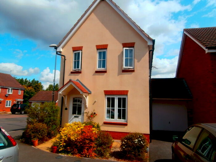3 Bedroom Link Detached House To Rent In Abbey Close, Shepshed, Leicestershire, LE12