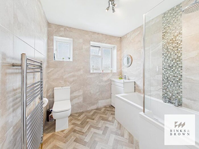 3 Bedroom Semi-Detached House For Sale In Woodbrooke Way, Corringham, Essex, SS17