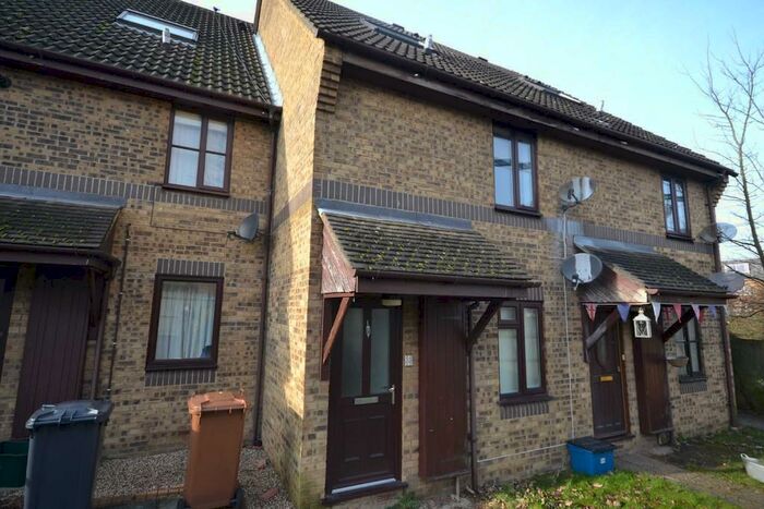 2 Bedroom Flat To Rent In Holden Close, Hertford, SG13