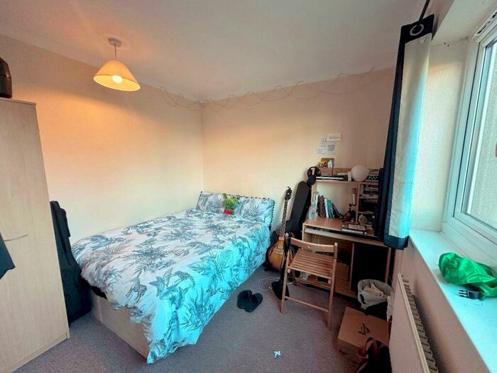 4 Bedroom House To Rent In Warren Crescent, OX3