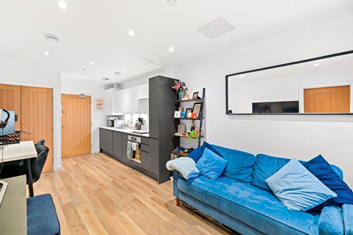 1 Bedroom Flat For Sale In Ref: Gk - Chertsey Road, Woking, GU21