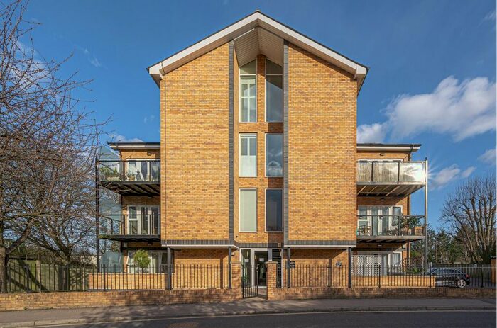 2 Bedroom Flat To Rent In Gladbeck Way, Enfield, Greater London, EN2