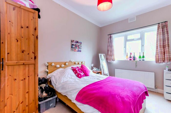 2 Bedroom Flat To Rent In Culverden Road, Balham, London, SW12