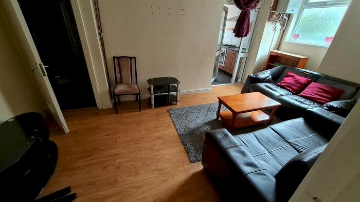 2 Bedroom Flat To Rent In Richmond Road, Cathays, Cardiff, CF24