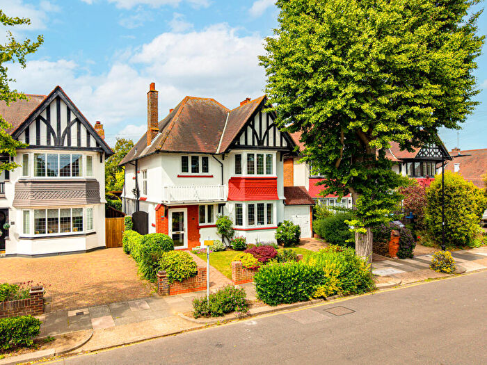 4 Bedroom Detached House For Sale In Elm Grove, Southend-on-sea, SS1