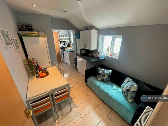 2 Bedroom Flat To Rent In Oxford Road, Reading, RG30