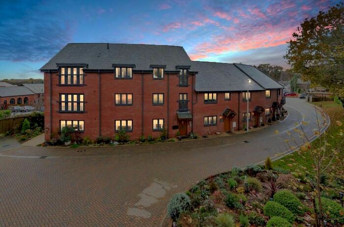 2 Bedroom Flat To Rent In Soby Mews, Bovey Tracey, Newton Abbot, TQ13