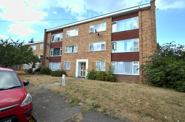 2 Bedroom Flat To Rent In Budebury Road, Staines-Upon-Thames, TW18