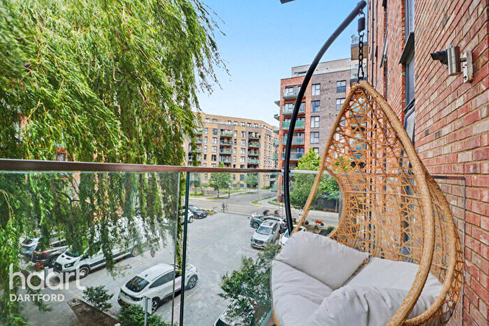 3 Bedroom Flat For Sale In William Mundy Way, Dartford, DA1