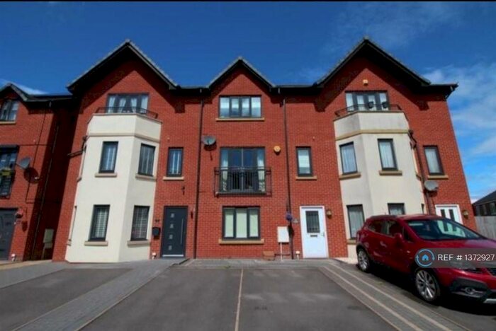 4 Bedroom Terraced House To Rent In Aldeney Close, Dudley, DY1