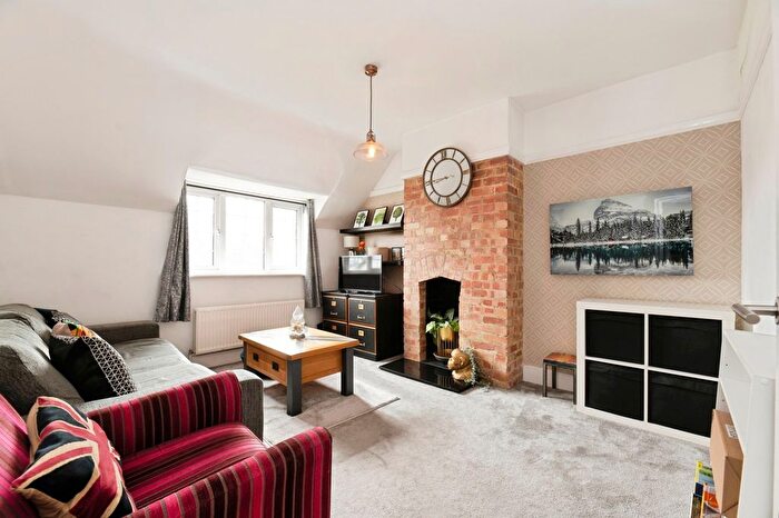 1 Bedroom Flat For Sale In Gilders Road, Chessington, KT9