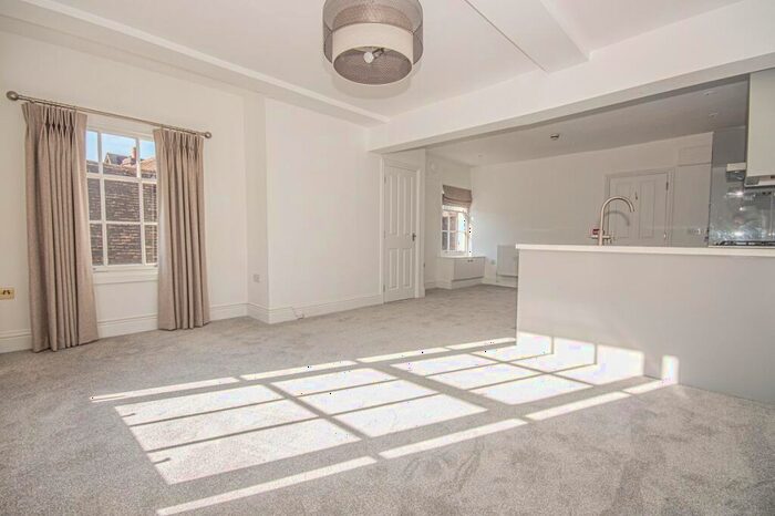 1 Bedroom Flat To Rent In High Street, Warwick, CV34