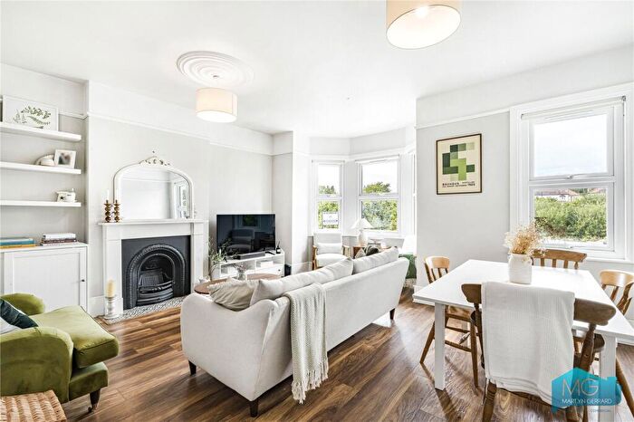 2 Bedroom Apartment For Sale In Hoppers Road, London, N21