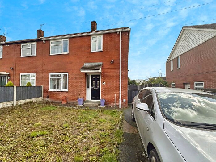 3 Bedroom End Of Terrace House For Sale In Newlands Crescent, Leeds, LS27