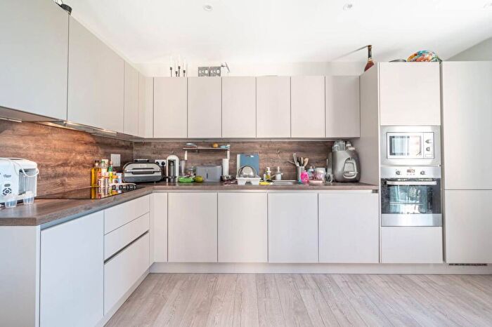 2 Bedroom Flat To Rent In Hendon Waterside, Hendon, London, NW9