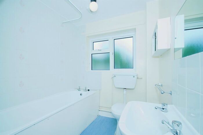 3 Bedroom Detached Bungalow For Sale In Sarum Drive, Devizes, SN10