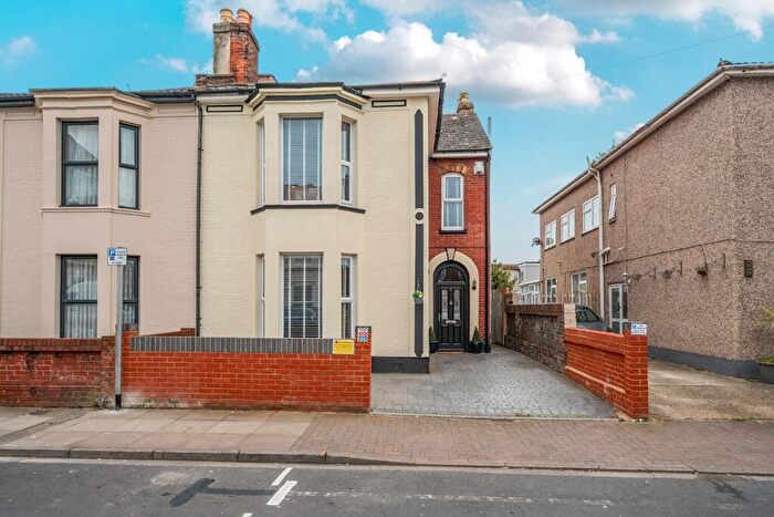 3 Bedroom Semi-Detached House For Sale In Queens Road, Portsmouth, PO2