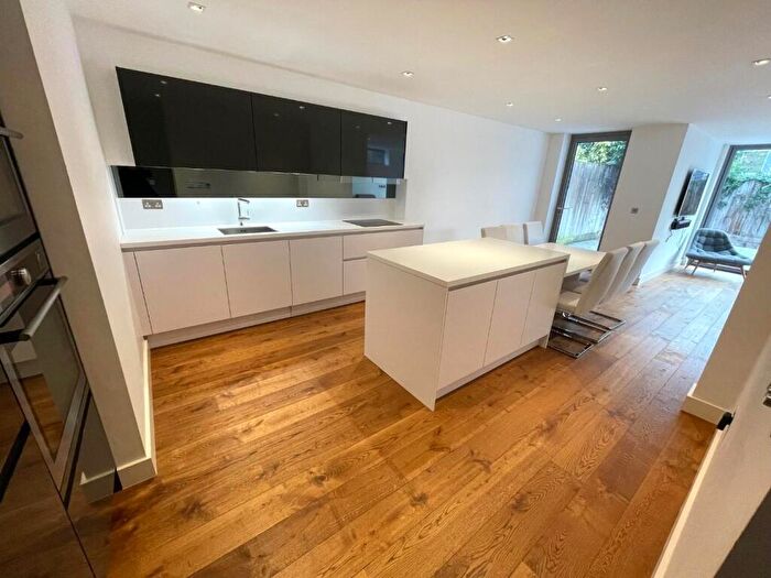 2 Bedroom Flat To Rent In Goodwyn Avenue, Mill Hill, NW7