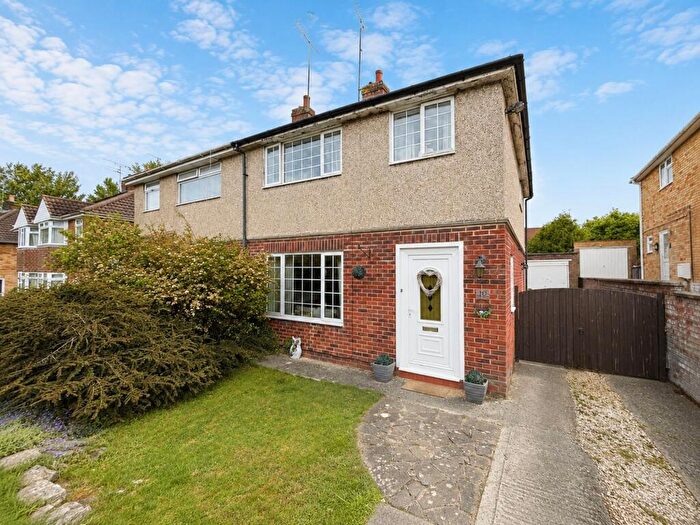 3 Bedroom Semi-Detached House For Sale In Sunningdale Road, Swindon, SN25