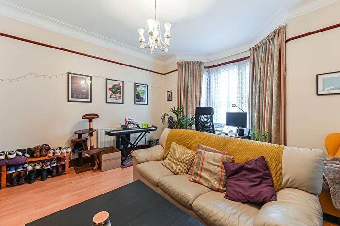 2 Bedroom Flat To Rent In Carminia Road, Balham, London, SW17