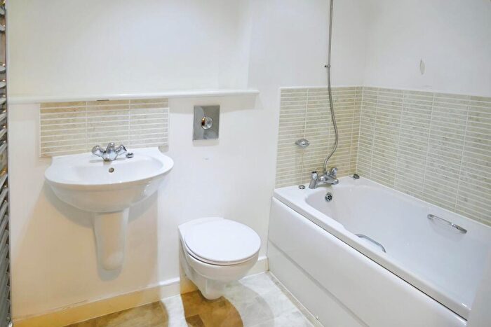 2 Bedroom Flat To Rent In Bouverie Court, Leeds, West Yorkshire, LS9