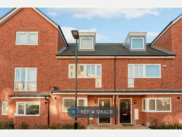 3 Bedroom Terraced House To Rent In Hunting Place, Hounslow TW5