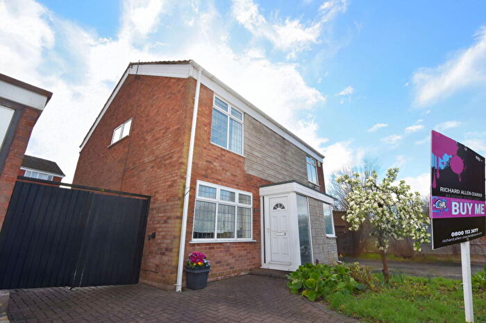 3 Bedroom Semi Detached House For Sale In Ripley Close, Tividale, Oldbury, B69