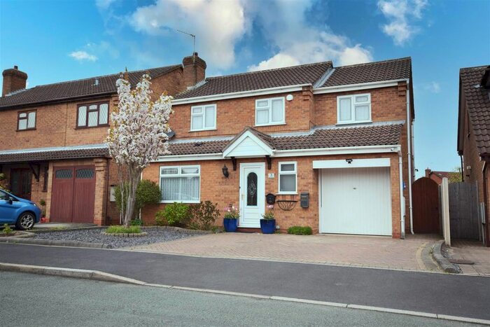 4 Bedroom Detached House To Rent In Crest Close, Stretton, Burton-On-Trent, Staffordshire, DE13