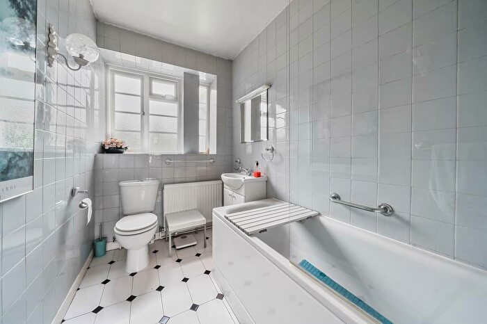 2 Bedroom Flat For Sale In Chessington Court, Finchley, N3