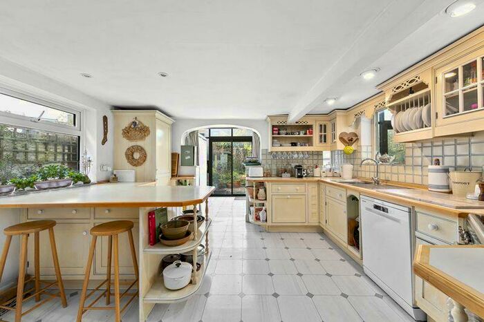 4 Bedroom Detached House For Sale In Lower Teddington Road, Hampton Wick, KT1