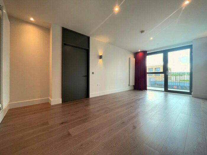 2 Bedroom Flat To Rent In Windsor Square, Woolwich, London, SE18