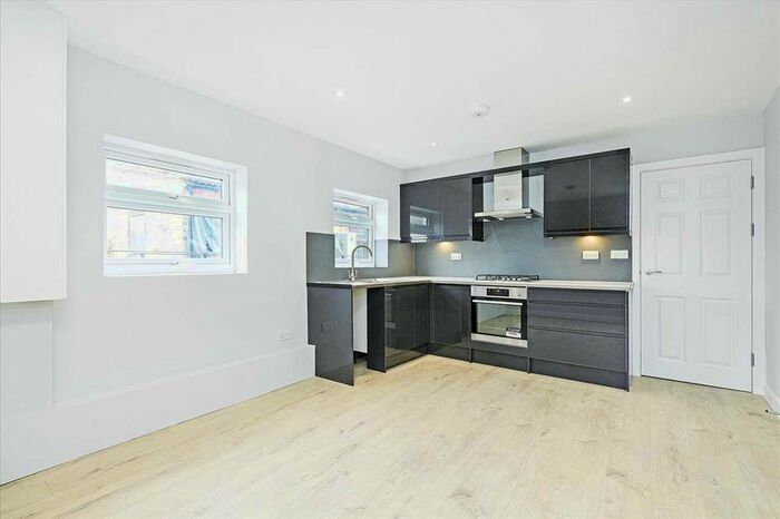3 Bedroom Flat To Rent In Upper Tooting Road, London, SW17