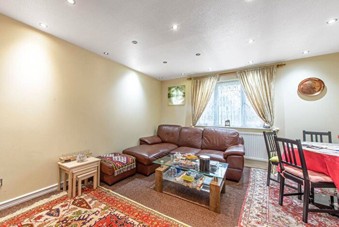 2 Bedroom Flat For Sale In Greenside Close, Barnet, London, N20