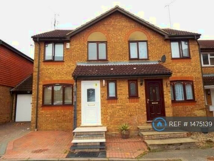 3 Bedroom Semi-Detached House To Rent In Pomeroy Grove, Luton, LU2