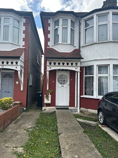 1 Bedroom Flat To Rent In Doveridge Gardens - Flat A, London, N13