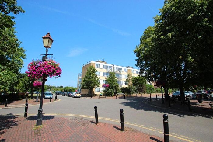 2 Bedroom Apartment For Sale In Bathurst Walk, Richings Park, SL0