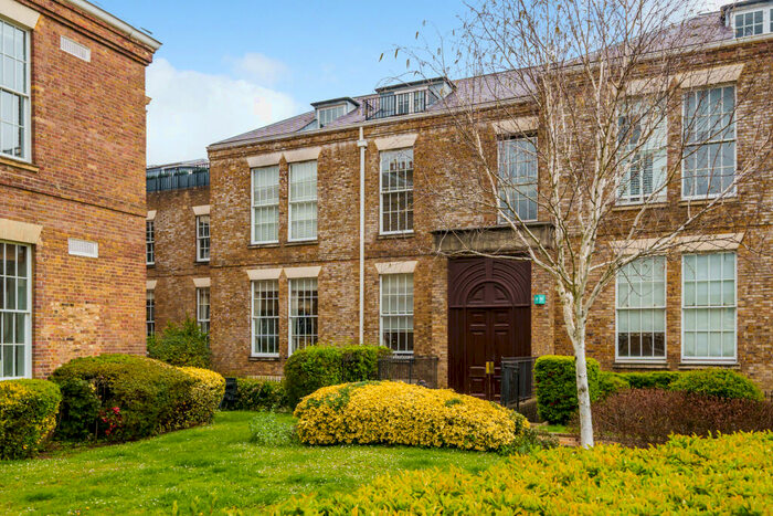 3 Bedroom Apartment For Sale In Royal Drive, Southgate, London, N11