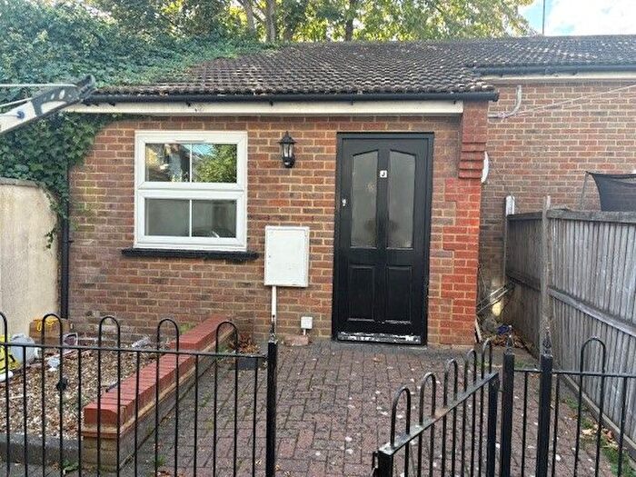 2 Bedroom Bungalow To Rent In Liverpool Road, Luton, LU1