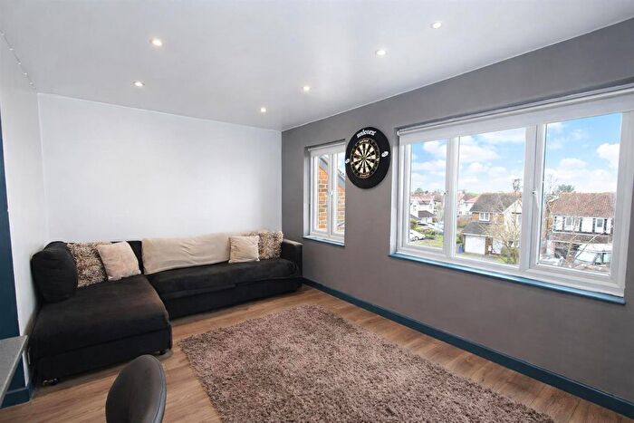 2 Bedroom Flat For Sale In Cotswold Way, Worcester Park, KT4