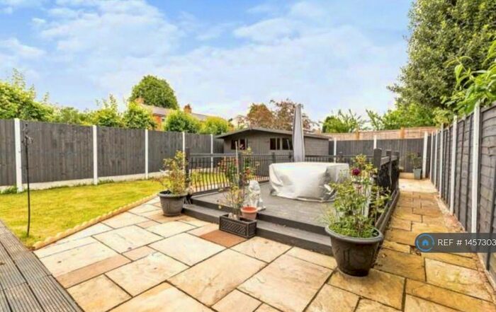 4 Bedroom Semi-Detached House To Rent In Bloxham Road, Banbury, OX16