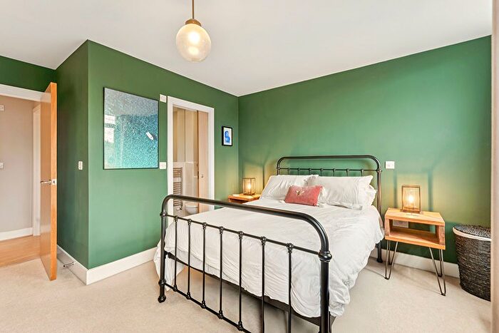 2 Bedroom Flat For Sale In Embercourt Road, KT7