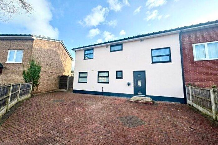 4 Bedroom Semi-Detached House To Rent In Ploughbank Drive, Manchester, M21