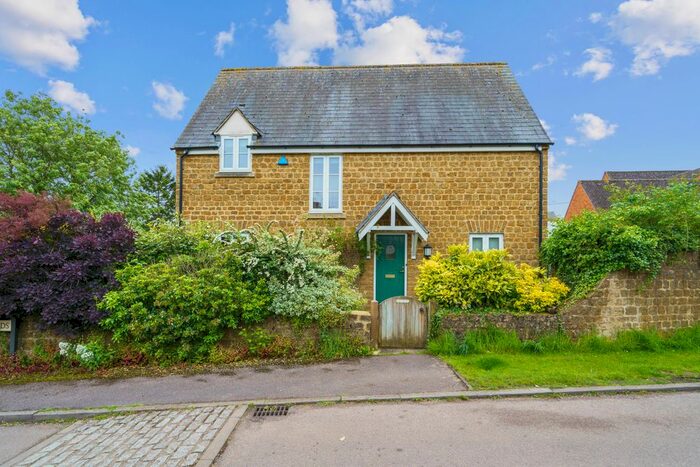 3 Bedroom Semi-Detached House For Sale In Cherry Fields, Cropredy, OX17